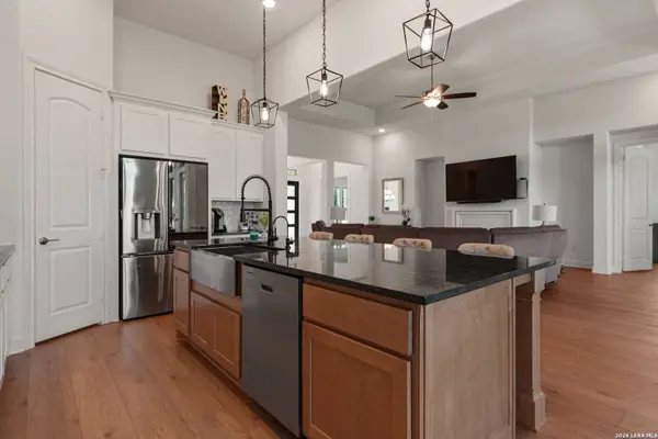 601 LEGEND PARK DR, Castroville, TX 78009