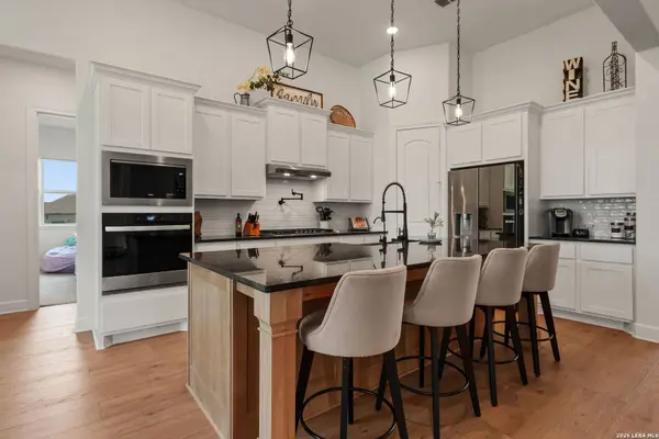 601 LEGEND PARK DR, Castroville, TX 78009