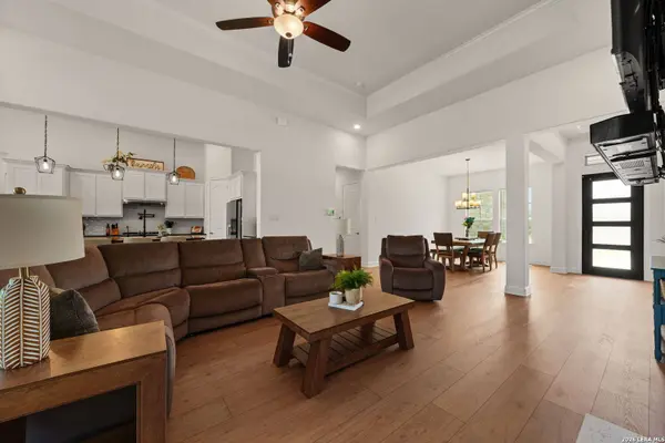 601 LEGEND PARK DR, Castroville, TX 78009