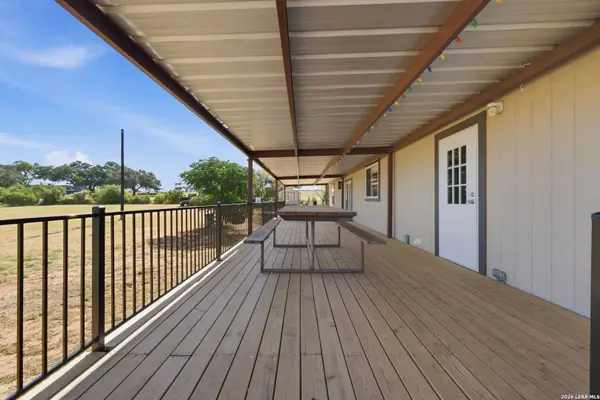 1100 COUNTY ROAD 669, Devine, TX 78016