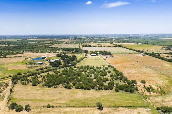 1100 COUNTY ROAD 669, Devine, TX 78016