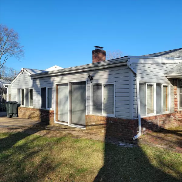 7 Mercadante PL, Glen Cove, NY 11542