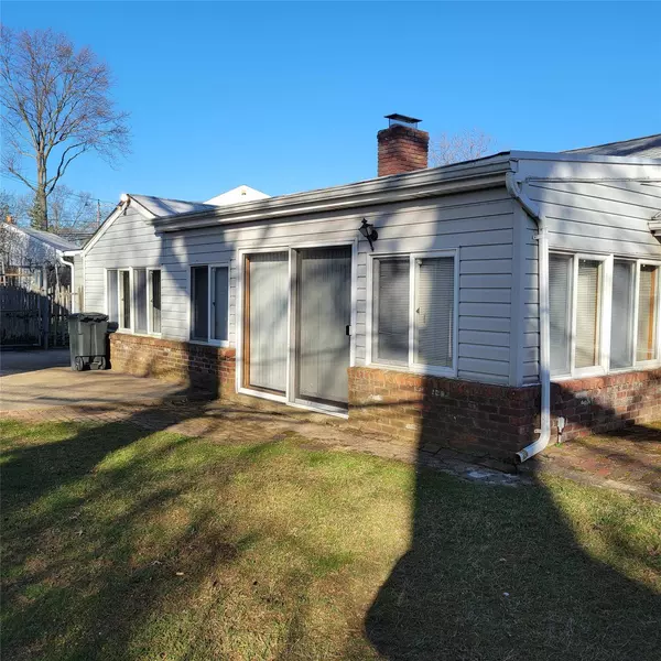 7 Mercadante PL, Glen Cove, NY 11542