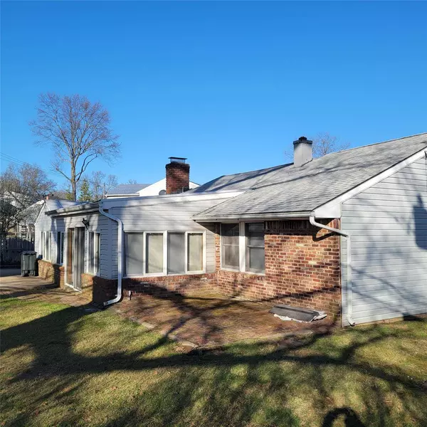 7 Mercadante PL, Glen Cove, NY 11542