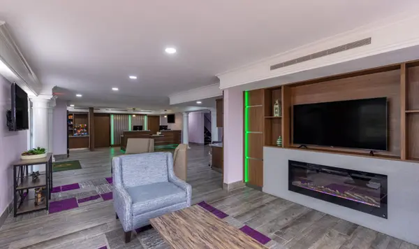 9461 Lenexa Dr, Lenexa, KS 66215-3836