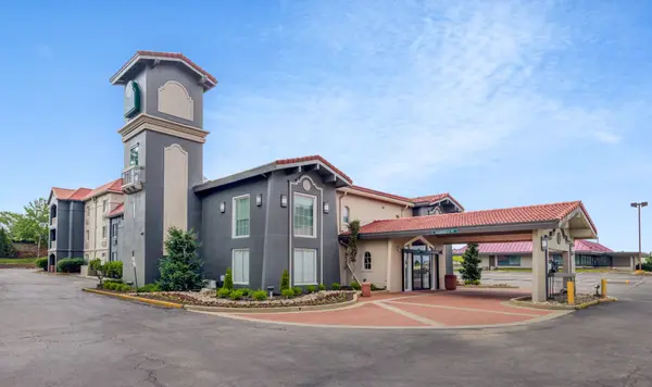 9461 Lenexa Dr, Lenexa, KS 66215-3836