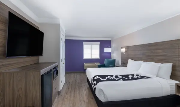 9461 Lenexa Dr, Lenexa, KS 66215-3836