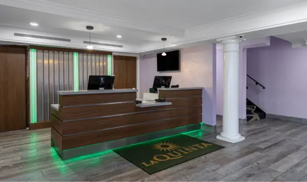 9461 Lenexa Dr, Lenexa, KS 66215-3836