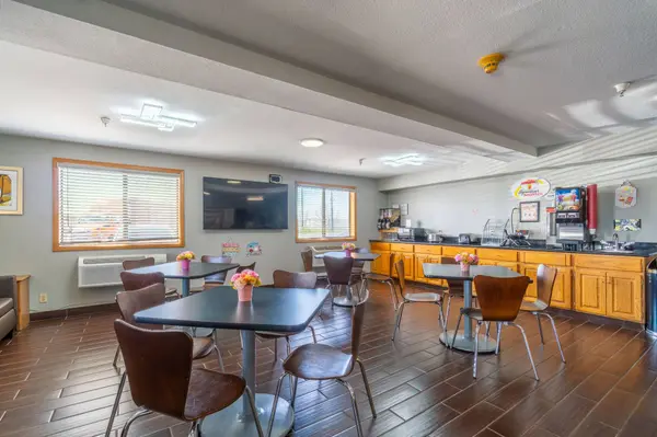 2530 Singing Hills Blvd, Sioux City, IA 51111-1044