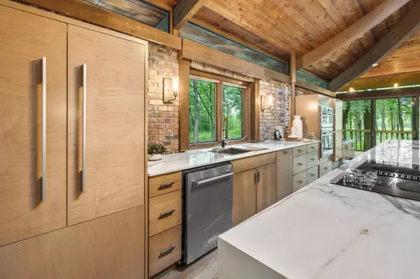 8500 N River, River Hills, WI 53217