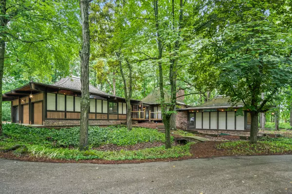 8500 N River, River Hills, WI 53217