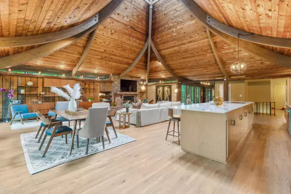 8500 N River, River Hills, WI 53217