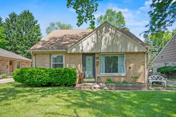 860 W La Salle, Glendale, WI 53209