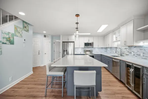 2702 S Shore Unit B, Milwaukee, WI 53207