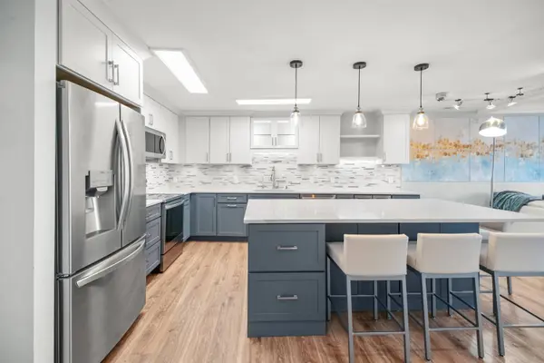 2702 S Shore Unit B, Milwaukee, WI 53207