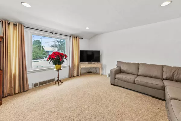 412 E Spooner, Fox Point, WI 53217