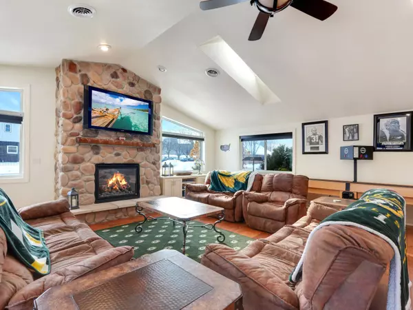 1735 S Oneida, Green Bay, WI 54304