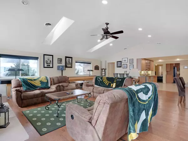 1735 S Oneida, Green Bay, WI 54304