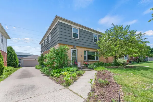 8831 W Hawthorne Unit 8833, Wauwatosa, WI 53226