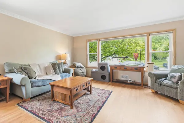 8831 W Hawthorne Unit 8833, Wauwatosa, WI 53226