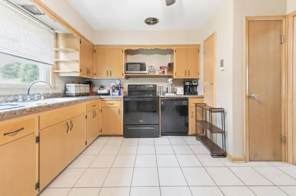 8831 W Hawthorne Unit 8833, Wauwatosa, WI 53226