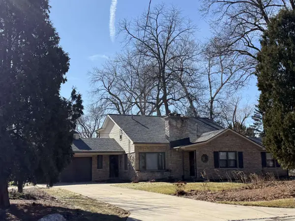 115 W Green Tree, Glendale, WI 53217