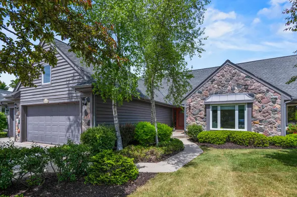 2618 W Lake Park, Mequon, WI 53092
