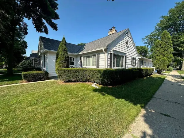 5100 N Idlewild, Whitefish Bay, WI 53217