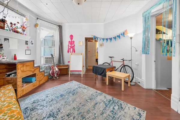 1972 N Farwell, Milwaukee, WI 53202
