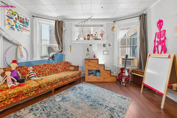1972 N Farwell, Milwaukee, WI 53202