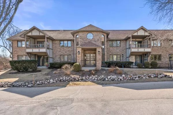 6555 N Green Bay Unit 109, Glendale, WI 53209