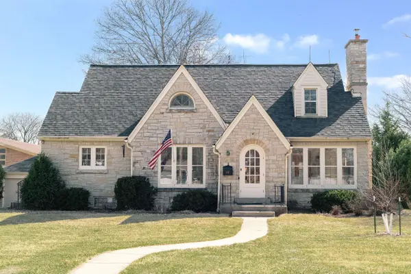 129 Grand, Thiensville, WI 53092