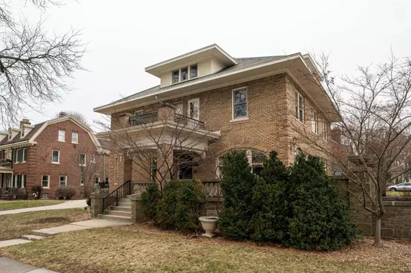 2729 E Kenwood, Milwaukee, WI 53211