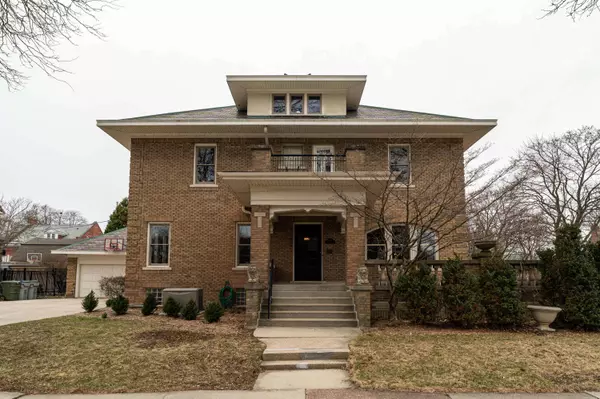 2729 E Kenwood, Milwaukee, WI 53211
