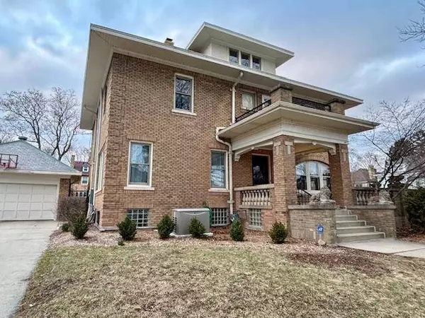 2729 E Kenwood, Milwaukee, WI 53211