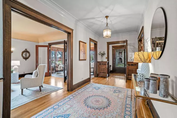 2729 E Kenwood, Milwaukee, WI 53211