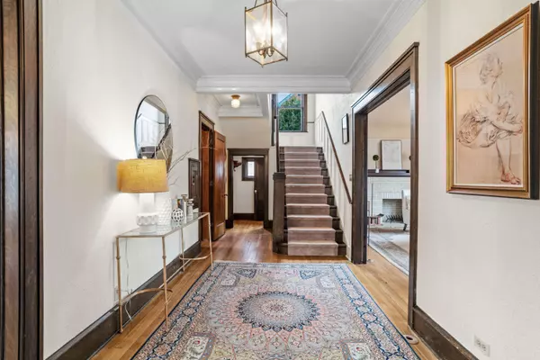 2729 E Kenwood, Milwaukee, WI 53211