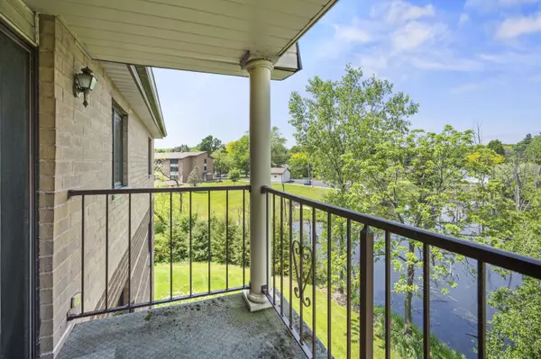 530 N Silverbrook Unit 337, West Bend, WI 53090