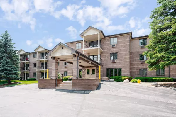 530 N Silverbrook Unit 337, West Bend, WI 53090