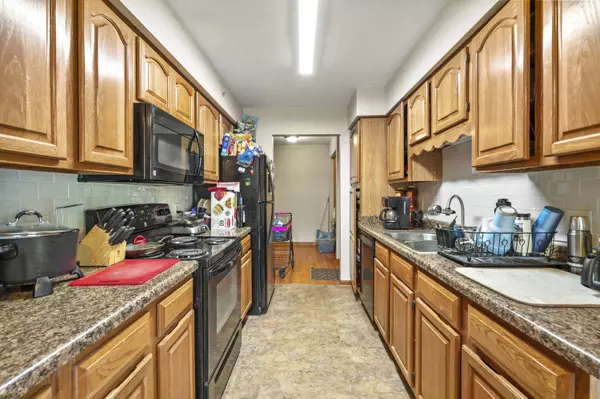 530 N Silverbrook Unit 337, West Bend, WI 53090