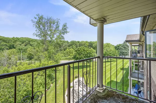 530 N Silverbrook Unit 337, West Bend, WI 53090