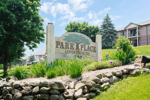 530 N Silverbrook Unit 337, West Bend, WI 53090