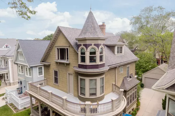 2710 N Hackett, Milwaukee, WI 53211