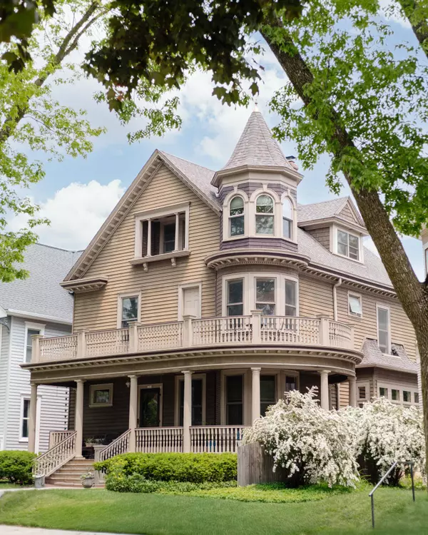 2710 N Hackett, Milwaukee, WI 53211