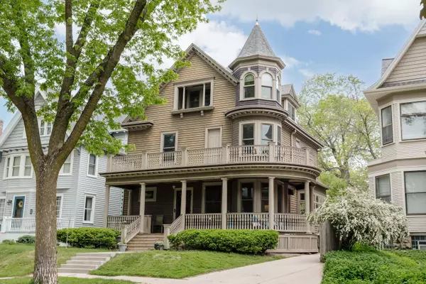 2710 N Hackett, Milwaukee, WI 53211