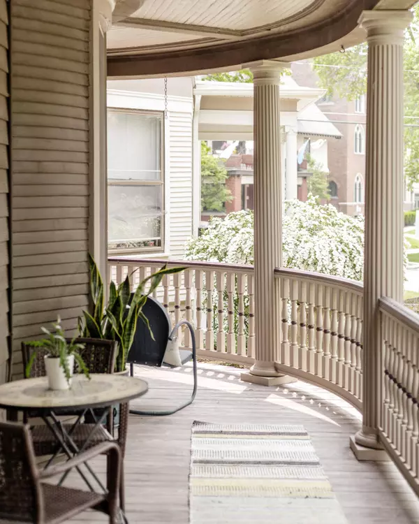 2710 N Hackett, Milwaukee, WI 53211