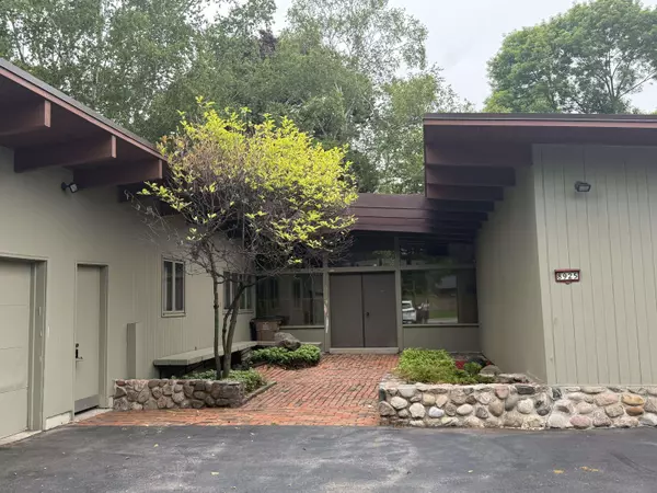 8925 N Maitland, Bayside, WI 53217