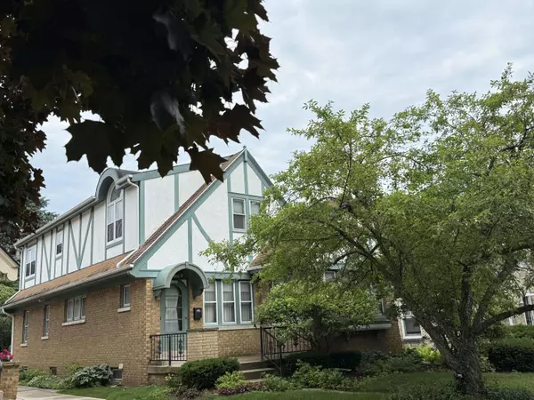 5822 N Bay Ridge, Whitefish Bay, WI 53217