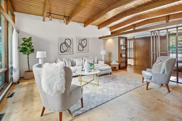 8925 N Maitland, Bayside, WI 53217