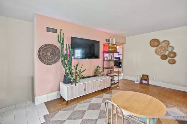 860 W La Salle, Glendale, WI 53209